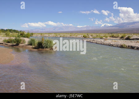 Fluss und die Berge in Barreal, Provinz Mendoza, Argentinien Stockfoto
