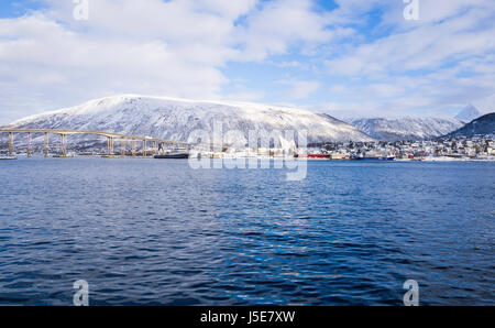 Blick auf Tromsøbrua Brücke Blick auf dem Festland, der Tromsdalen aus der Innenstadt von Tromsø, Norwegen, auf der Insel Tromsøya. Stockfoto