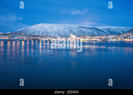 Tromsø-Brücke (Tromsøbrua) über den Tromsøysundet, in der Innenstadt von Tromsø, Norwegen, links Tromsdalen auf dem Festland und der Insel Tromsøya. Stockfoto