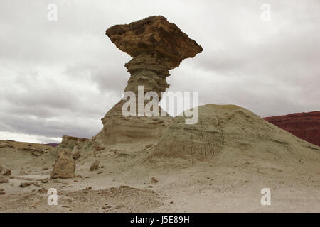 El Hongo, Pilz geformten Felsformation, Ischigualasto ("Valle De La Luna"), Argentinien Stockfoto