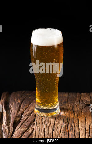 Ein Pint Bier sitzen auf einer urigen Holzbar. Handgefertigte Mikrobrauerei Ale. Stockfoto