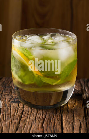 Mojito cocktail sitzt auf einer urigen Holzbar. Stockfoto