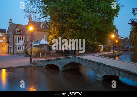 Frühlings Morgengrauen in die Cotswold Dorf von Bourton-on-the-Water, Gloucestershire, England. Stockfoto