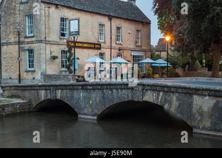 Morgendämmerung in Bourton auf dem Wasser, die Cotswolds, Gloucestershire, England. Stockfoto