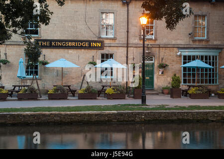 Morgendämmerung am Kingsbridge Inn in Bourton-on-the-Water, Gloucestershire. Die Cotswolds. Stockfoto