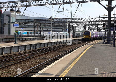 Zwei lokale Züge kommen am Bahnhof Manchester Piccadilly. Stockfoto