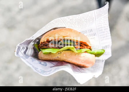Vegetarische Burger in Papier, im Freien. Stockfoto