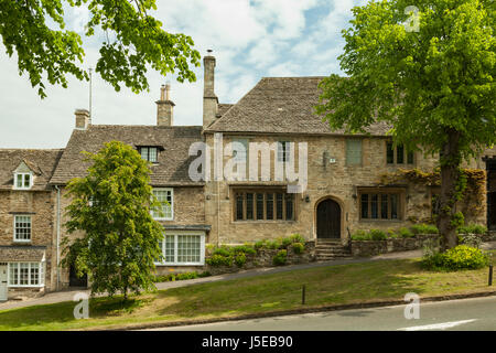 Frühling-Nachmittag in der Stadt Burford, Cotswolds, Oxfordshire, England. Stockfoto