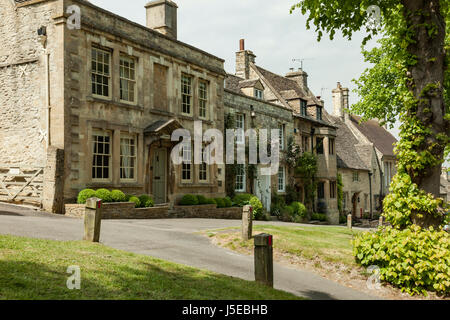 Frühling-Nachmittag in Burford, Oxfordshire, England. Die Cotswolds. Stockfoto