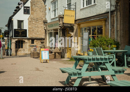 Frühling-Nachmittag in Burford, Oxfordshire, England. Stockfoto