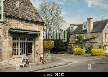 Frühling-Nachmittag in Burford, Oxfordshire, England. Die Cotswolds. Stockfoto