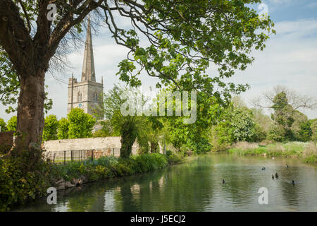 Frühling-Nachmittag in Burford, Cotswolds, Oxfordshire, England. Stockfoto