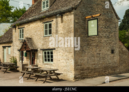 Rose &amp; Crown Land Pub im Dorf Shilton, Oxfordshire. Die Cotswolds. Stockfoto