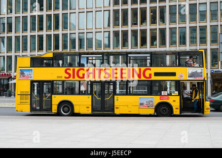 Berlin, Deutschland - 16. Mai 2017: ein Sightseeing-Bus von der "gelben Linie" am Potsdamer Platz in Berlin, Deutschland. Stockfoto