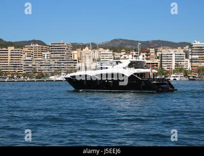 Bild - Motor Superyacht "CHIMERA" (34,53 m, Sunseeker Predator 115, Charta von Sunseeker) - während der kombinierten Palma International Boat Show 2017 Stockfoto