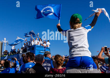 Eine jubelnde junge Brighton und Hove Albion Football Fan Uhren als Team-Bus-Pässe während der Club Promotion Parade, Brighton, Sussex, UK Stockfoto