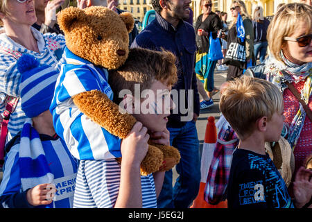 Junge Brighton und Hove Albion Football Fans sehen den Mannschaftsbus vorbei entlang der Strandpromenade, während der Club Promotion Parade, Brighton, Sussex, UK Stockfoto