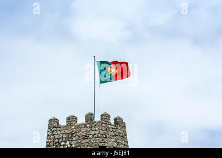 Portugal Flagge gehisst am Mast am Turm des Schlosses flattert im wind Stockfoto