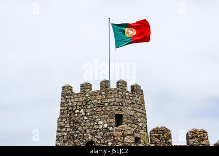 Portugal Flagge gehisst am Mast am Turm des Schlosses flattert im wind Stockfoto