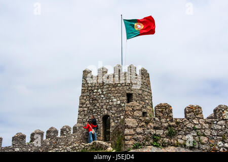 Portugal Fahne flattert im Wind am Mast des Turms der maurischen Burg (Castelo Dos Mouros), Sintra, Portugal Stockfoto