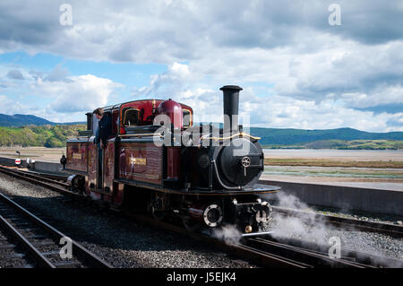 Doppelte Failrlie Dampf Lok Merddin Emrys wieder Bahn in Porthmadog in Nord-Wales. Stockfoto