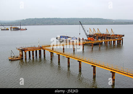 Stiftung Arbeit für marine Struktur in vollem Gange in Zuari Fluß in Goa, Indien Stockfoto