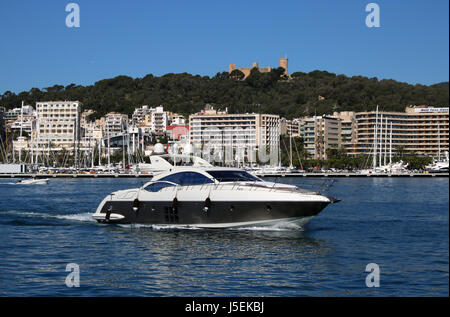 Bild - kombiniert Luxus Azimut motor Yacht + historische Belver Burg + Yachten und Superyachten - während Palma International Boat Show 2017 Stockfoto