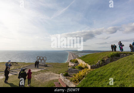 Menschen, die Bilder dem die Olympischen Ringe mit Blick auf die Isle of Portland, Dorset, Englnad, UK Stockfoto