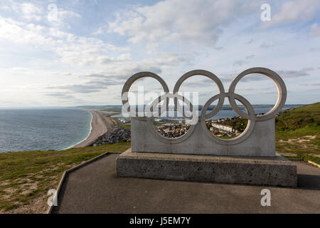 Die Olympischen Ringe mit Blick auf die Isle of Portland, Dorset, Englnad, UK Stockfoto