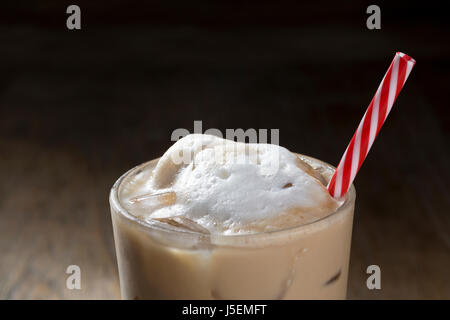 Closee Detail von einem Glas aus Eis-Kaffee mit ein rot-weißes Stroh Stockfoto