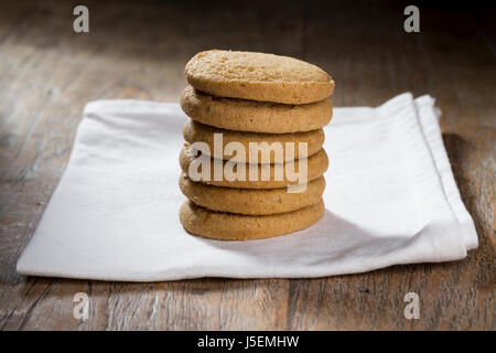 Stapel von Keksen auf einem rustikalen Holztisch. Stockfoto