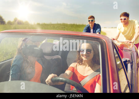 Glückliche Freunde gebrochen Cabrio Auto Stockfoto