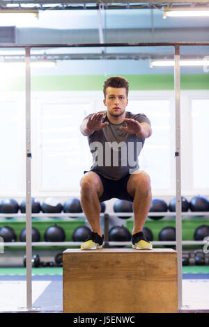 junge Mann tut Feld springt Fitnessstudio Stockfoto