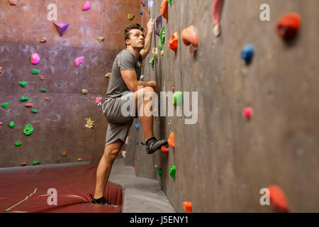 junger Mann im Kletterhalle trainieren Stockfoto