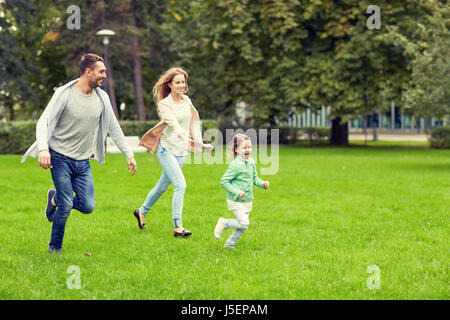 glückliche Familie Wandern im Sommerpark Stockfoto