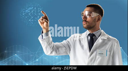 Arzt oder Wissenschaftler in Kittel und Schutzbrille Stockfoto