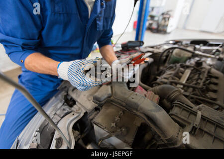 automatische mechanische Mann mit Stollen, die Batterie aufladen Stockfoto