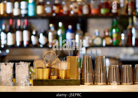 Shaker, Gläser, Rührer und Siebe in Bar Stockfoto