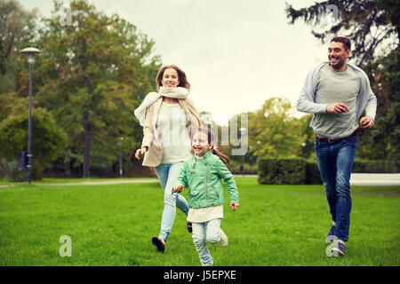 glückliche Familie Wandern im Sommerpark Stockfoto