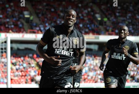 L STEELE L BARNETT E BOYCE BARNSLEY FC V WIGAN BARNSLEY FC V WIGAN ATHLETIC OAKWELL STADIUM BARNSLEY ENGLAND 3. August 2013 Stockfoto