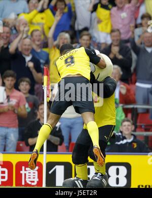 TROY DEENEY feiert mit TH WATFORD FC V BOURNEMOUTH VICARAGE ROAD WATFORD ENGLAND 10. August 2013 Stockfoto