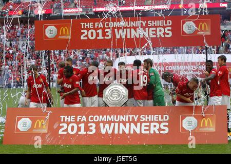 MANCHESTER UNITED feiern WI MANCHESTER UNITED V WIGAN ATHL WEMBLEY Stadion LONDON ENGLAND 11. August 2013 Stockfoto