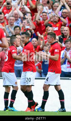ROBIN VAN PERSIE feiert 2N MANCHESTER UNITED V WIGAN ATHL WEMBLEY Stadion LONDON UK 11. August 2013 Stockfoto