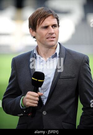 KEVIN KILBANE TV-MODERATORIN EX-FUßBALLER TV-MODERATORIN & EX FUßBALLER KC STADIUM HULL ENGLAND 28. September 2013 Stockfoto