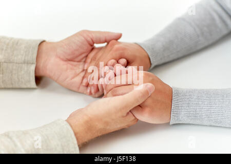 Alter Mann und junge Frau, die Hand in Hand hautnah Stockfoto