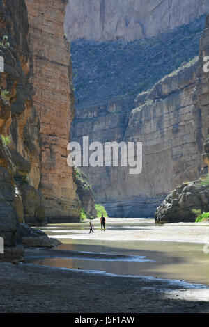 Mit niedrigen Wasserstände erkunden eine Frau und ihre Tochter das Flussbett entlang des Santa Elena Canyon Trail auf dem Rio Grande in Big Bend Nationalpark Stockfoto