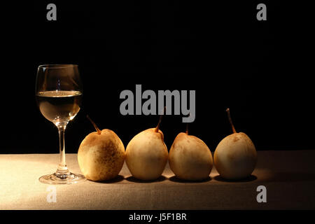 Elegante Becher trockenen Weißwein in der Nähe von einigen Birnen in Folge Stockfoto