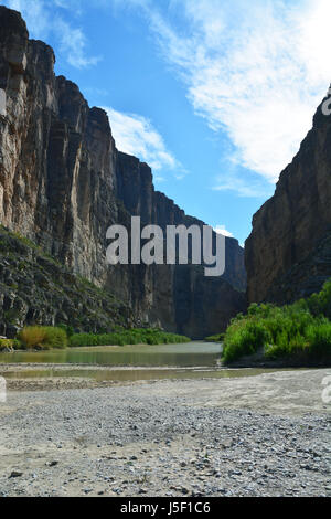 Das Wasser des Rio Grande sind gering, da sie Santa Elena Canyon in Big Bend Nationalpark verlassen. Stockfoto