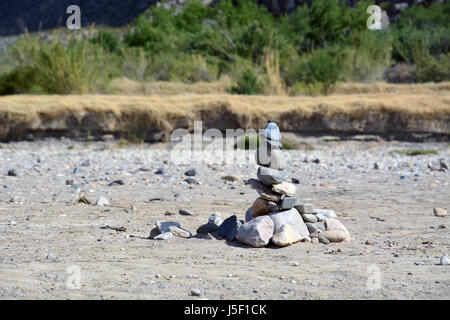 Ein Cairn von Touristen in einem Teilbereich des trockenen Flussbettes am Rio Grande bei Santa Elena Canyon in Big Bend Nationalpark errichtet. Stockfoto