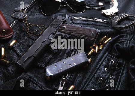 Pistole Luger mit Patronen und Holster an der Tafel Stockfoto